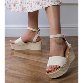 Sandalias beige en la plataforma Ekozamsz 2
