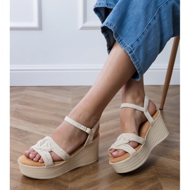 Sandalias beige en la plataforma con una correa atada 2