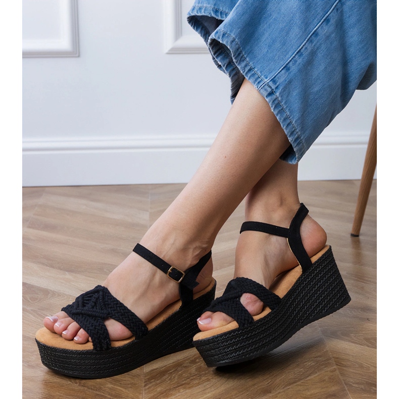 Sandalias negras en la plataforma con una correa atada negro 2