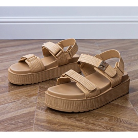 Sandalias beige en la plataforma con correas en el velcro 1