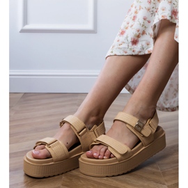 Sandalias beige en la plataforma con correas en el velcro 4