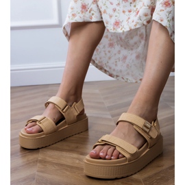 Sandalias beige en la plataforma con correas en el velcro 3