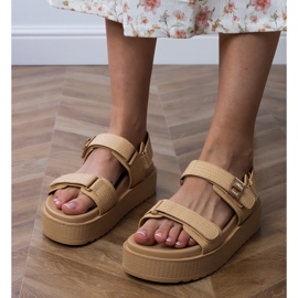 Sandalias beige en la plataforma con correas en el velcro 6
