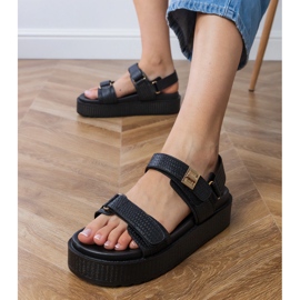 Sandalias negras en la plataforma con correas en el velcro negro 2
