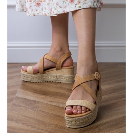 Sandalias beige alpargatas en cuña 2