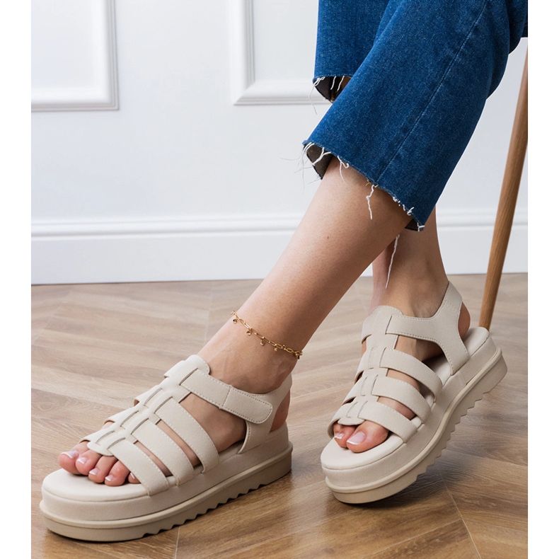 Beige Gladiator Sandals en la plataforma 2