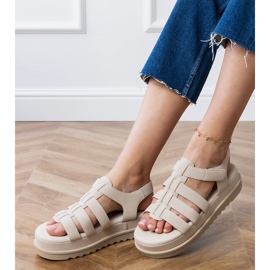 Beige Gladiator Sandals en la plataforma 3