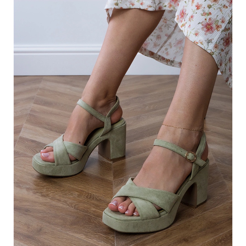 Sandalias verdes ekozamszowe en el poste azul 1