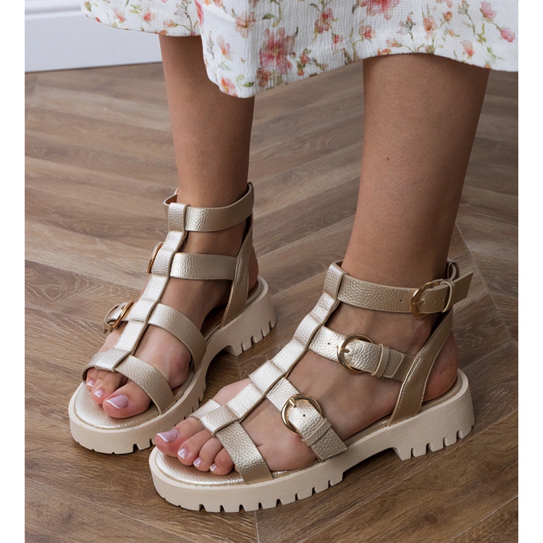 Sandalias de oro Gladiador sujetado con un cubo dorado 2 Sandalias de oro Gladiador sujetado con un cubo dorado 2