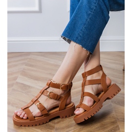 Las sandalias de gladiador marrón se sujetan con un cubo 2 Las sandalias de gladiador marrón se sujetan con un cubo 2