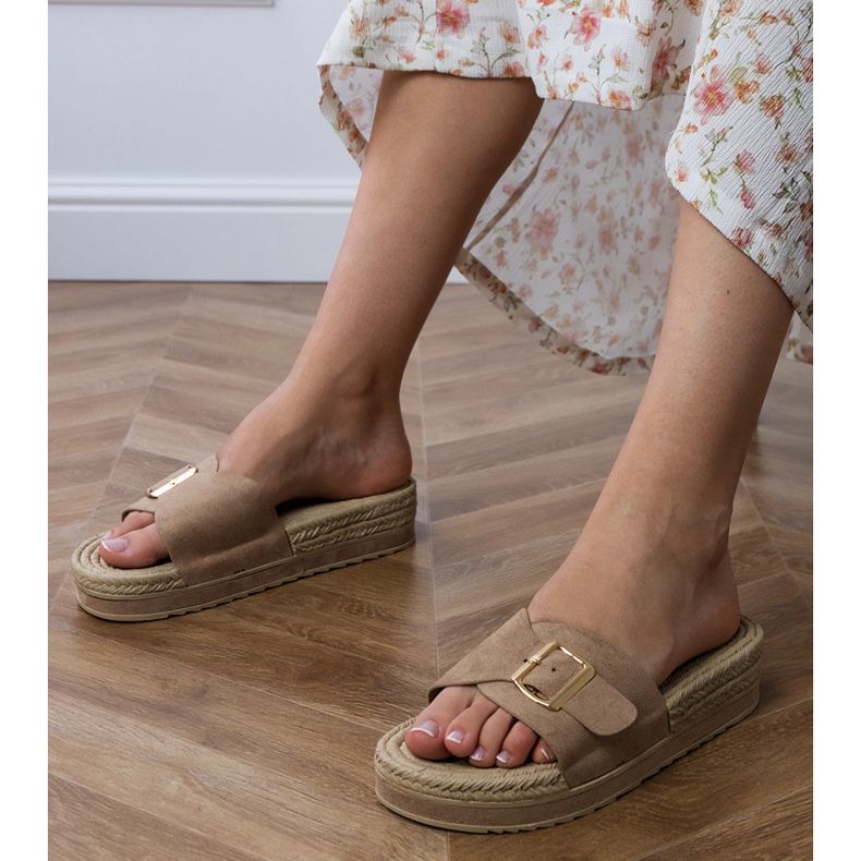 Brown chanclas en la plataforma con una hebilla en el cinturón marrón 1