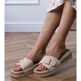 Beige chanclas en la plataforma con una hebilla en la barra 2