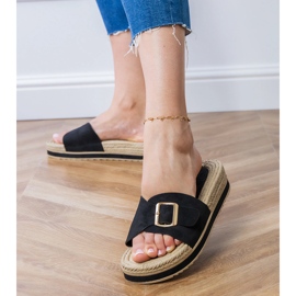 Chanclas negras en la plataforma con una hebilla en el cinturón negro 2