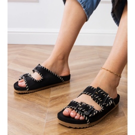 Chanclas negras con abrazaderas y bordados en rayas negro 1