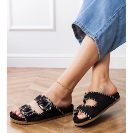 Chanclas negras con abrazaderas y bordados en rayas negro 2