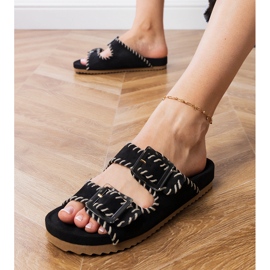 Chanclas negras con abrazaderas y bordados en rayas negro 3