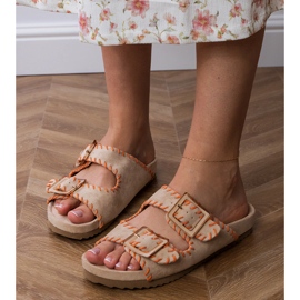 Aletas beige con hebillas y bordados en rayas 5