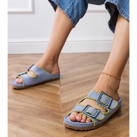 Chanclas azules con abrazaderas y bordados en rayas 1