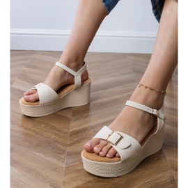 Sandalias de mujer beige con una hebilla decorativa 1 Sandalias de mujer beige con una hebilla decorativa 1