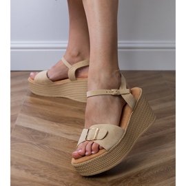 Sandalias de mujer marrón con una hebilla decorativa 3