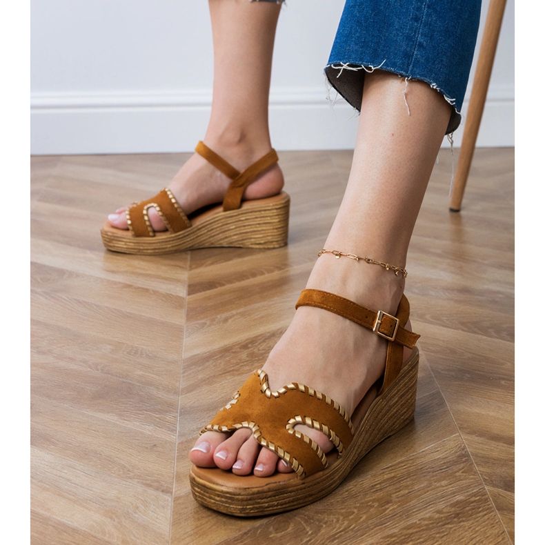 Sandalias marrones con bordados en los bordes marrón 2