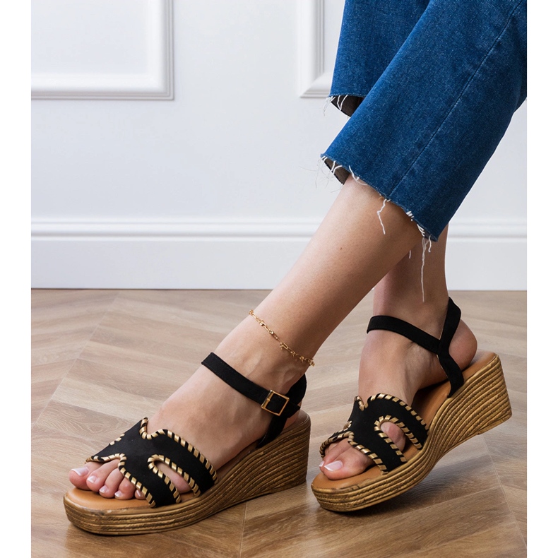 Sandalias negras con bordados en los bordes negro 2