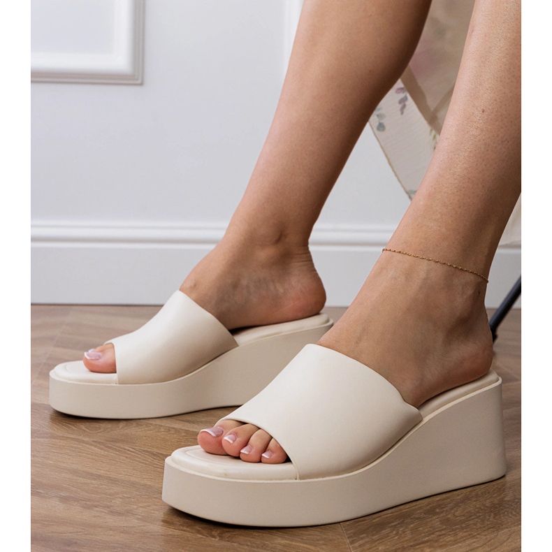 Chanclas clásicas blancas en la plataforma blanco 1