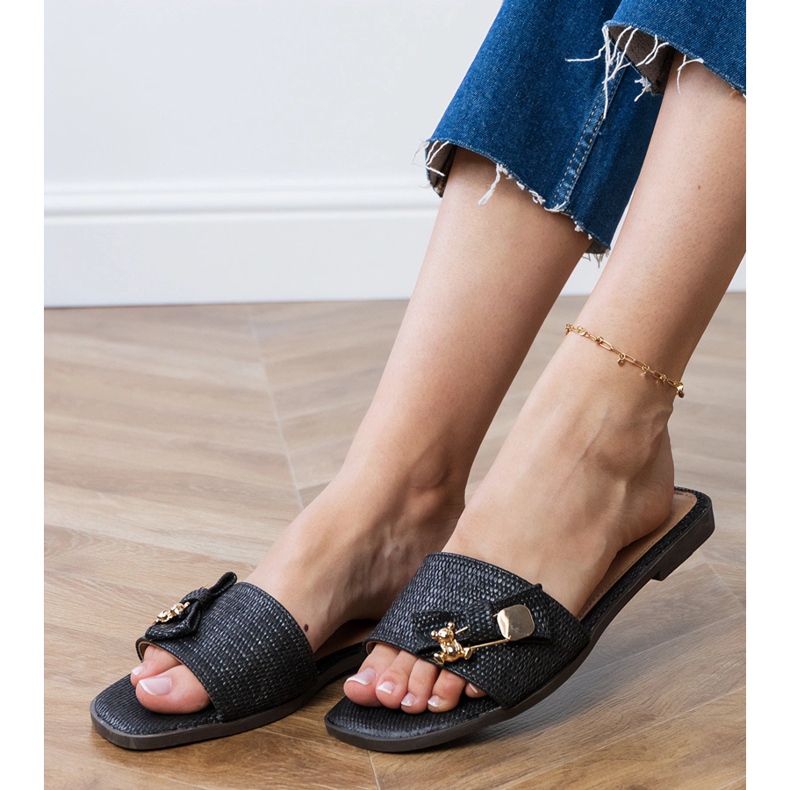 Chanclas negras planas con una decoración dorada negro 2 Chanclas negras planas con una decoración dorada negro 2