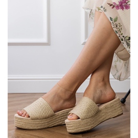 Apartrilles beige en la plataforma 2