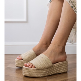 Apartrilles beige en la plataforma 1