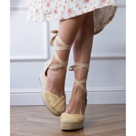 Sandalias de alparto beige empatadas en una cuña 4