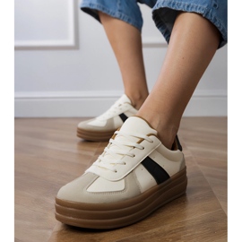 Zapatillas beige para mujeres en la plataforma 2 Zapatillas beige para mujeres en la plataforma 2