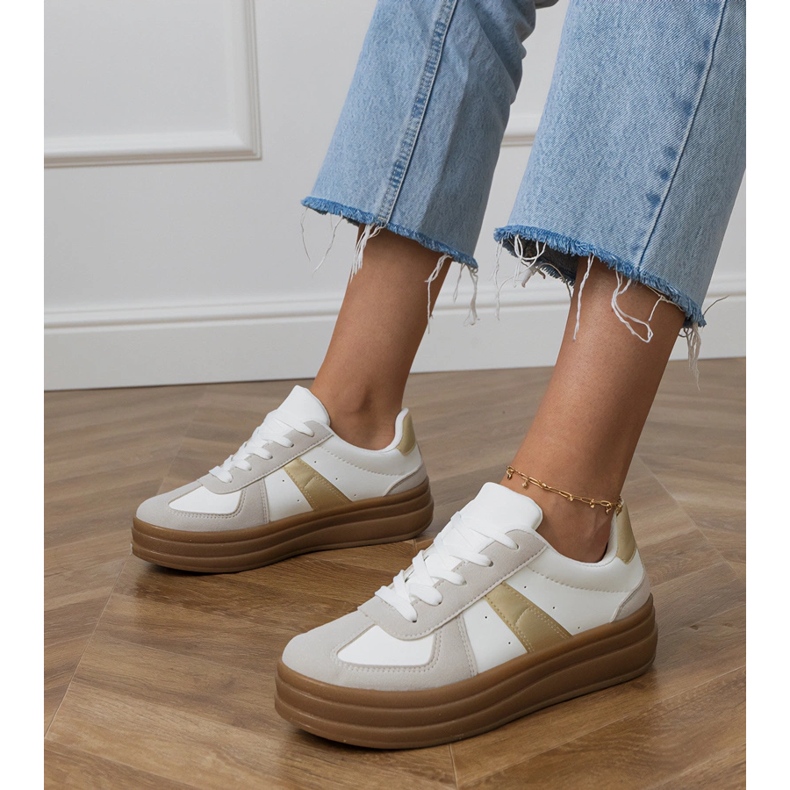 Zapatillas blancas de mujer en la plataforma. blanco 1