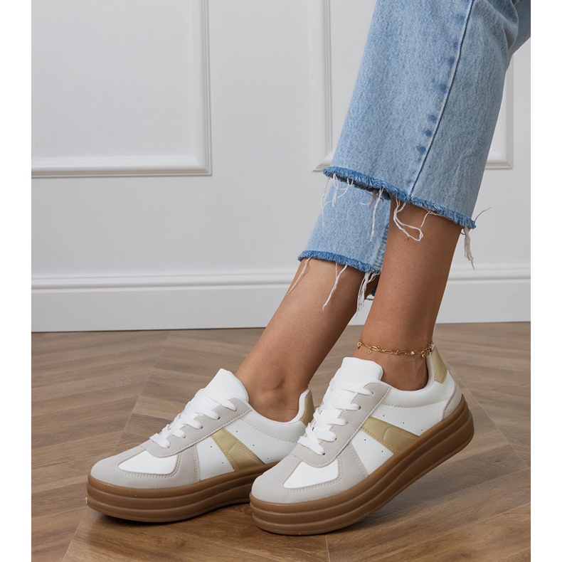 Zapatillas blancas de mujer en la plataforma. blanco 2