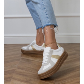 Zapatillas blancas de mujer en la plataforma. blanco 4