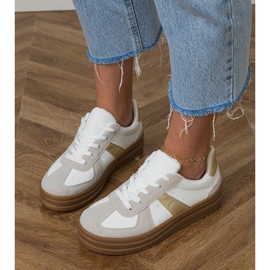 Zapatillas blancas de mujer en la plataforma. blanco 5