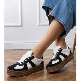 Zapatillas negras de mujer en la plataforma. negro 2