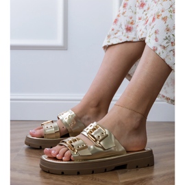 Chanclas planas doradas con abrazaderas en rayas dorado 1 Chanclas planas doradas con abrazaderas en rayas dorado 1