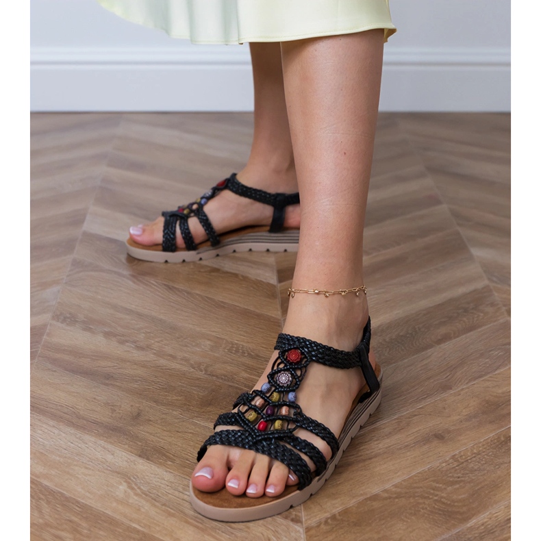 Sandalias trenzadas negras decoradas con cuentas negro 1