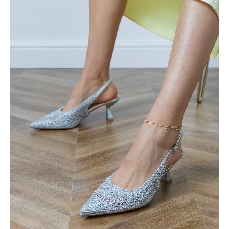 Bombas de plata trenzadas con un tacón abierto 1 Bombas de plata trenzadas con un tacón abierto 1