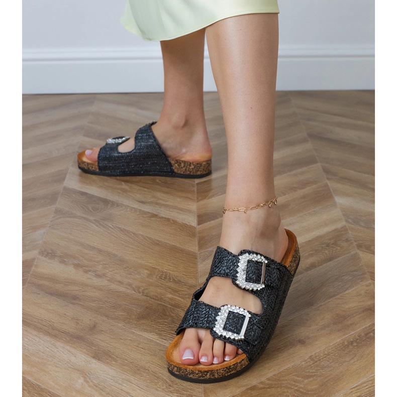 Chanclas negras en la suela de corcho con circones en las hebillas negro 1