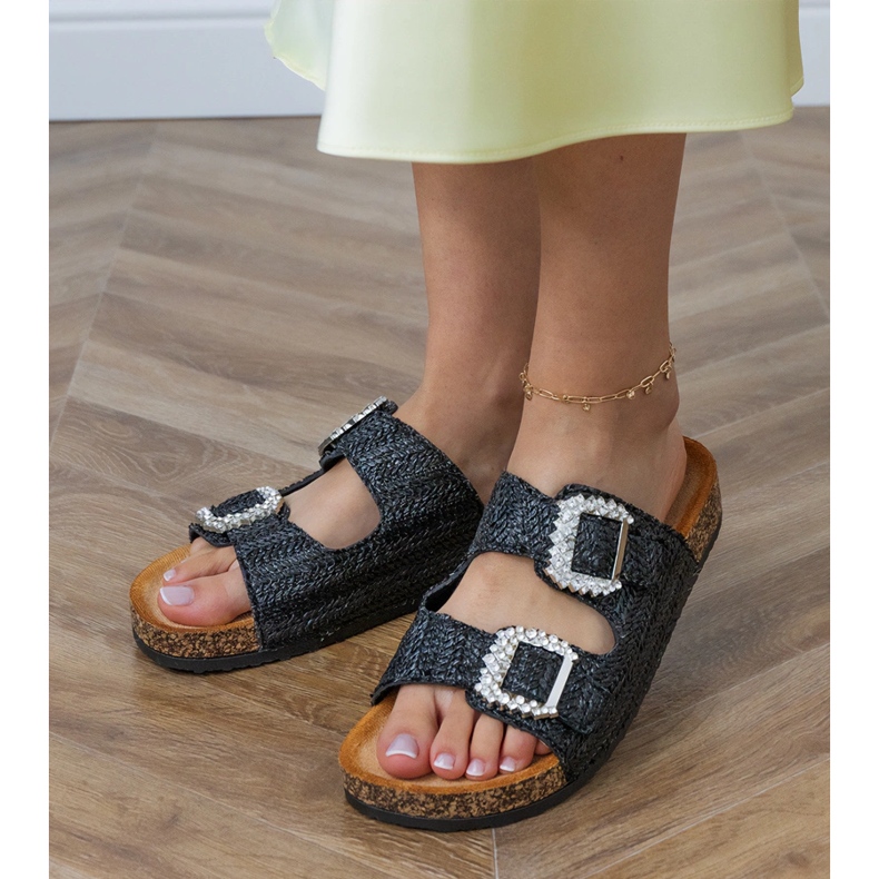 Chanclas negras en la suela de corcho con circones en las hebillas negro 2 Chanclas negras en la suela de corcho con circones en las hebillas negro 2