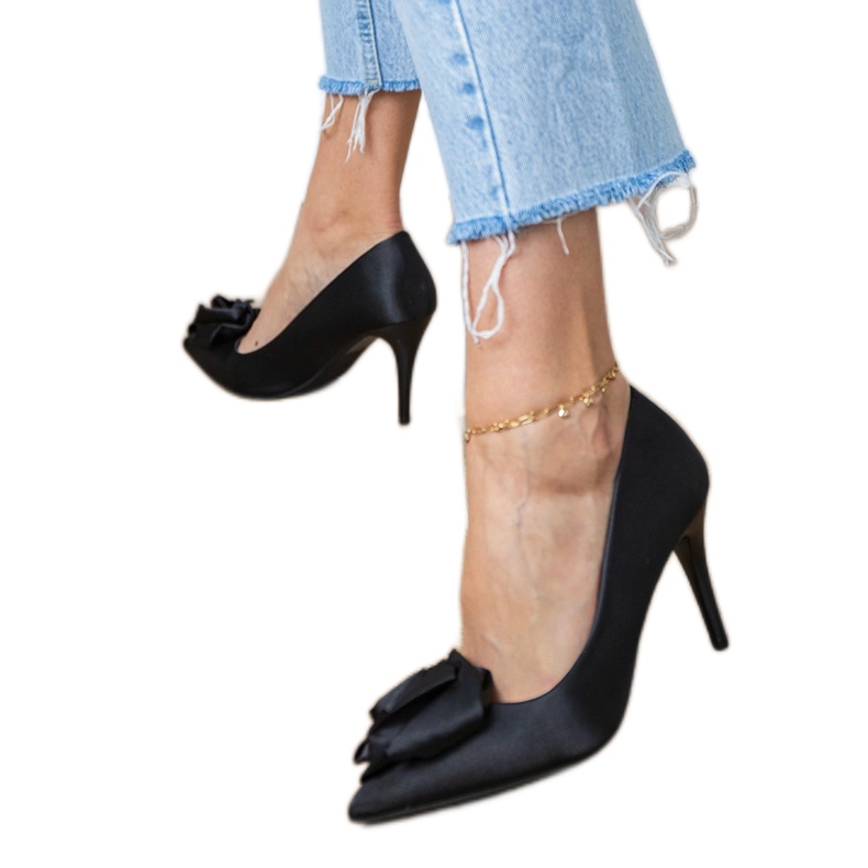 Bombas de satén negra con una flor negro 1