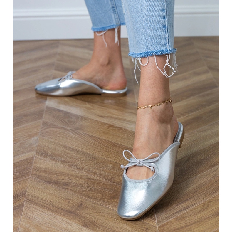 Flip de plata -flops construidos sobre una suela plana 1