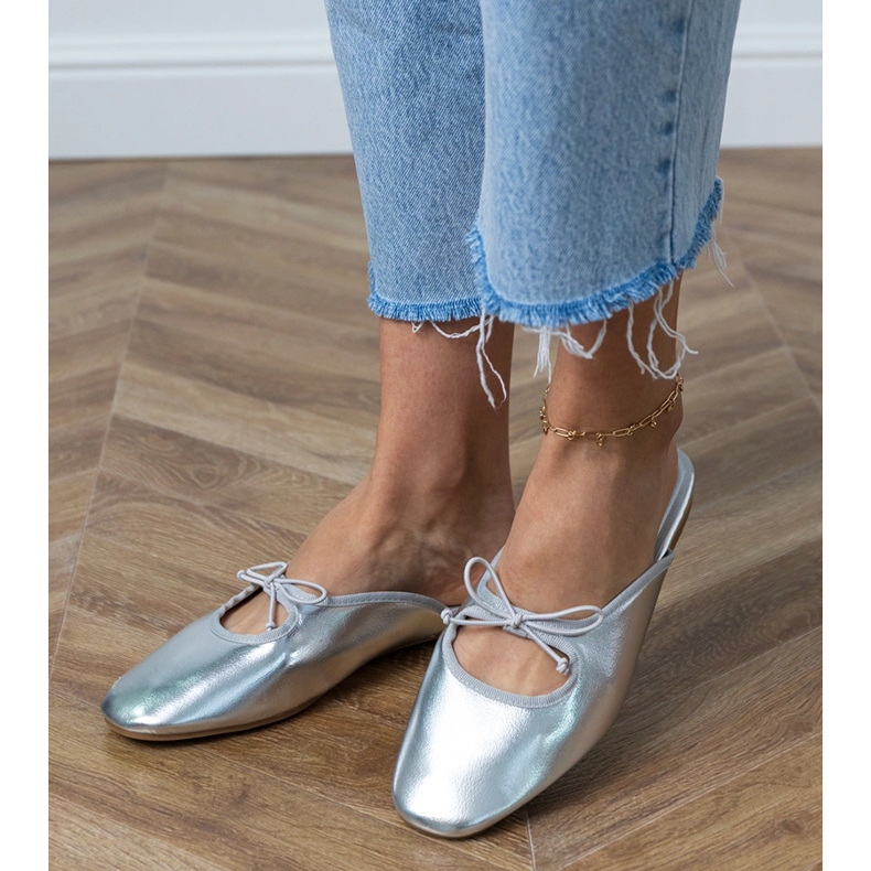 Flip de plata -flops construidos sobre una suela plana 2