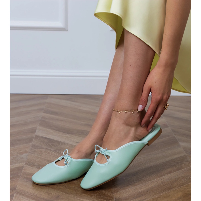 Flip -Flops construidos sobre una suela plana verde 2 Flip -Flops construidos sobre una suela plana verde 2