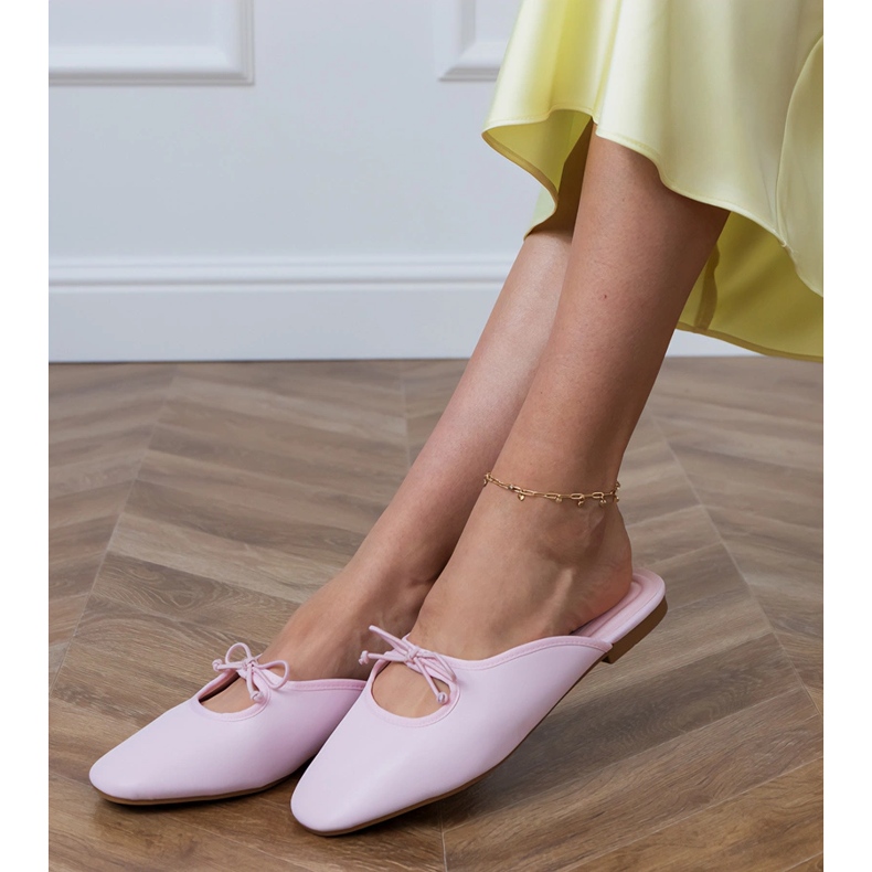 Pink Flip -Flops construidos sobre una suela plana rosa 2
