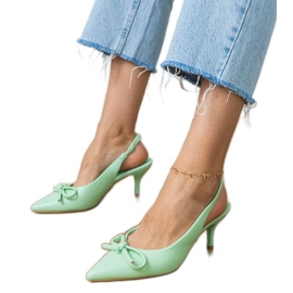 Bombas verdes con tacones bajos con arco 2