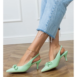 Bombas verdes con tacones bajos con arco 4