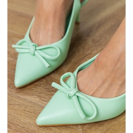 Bombas verdes con tacones bajos con arco 5